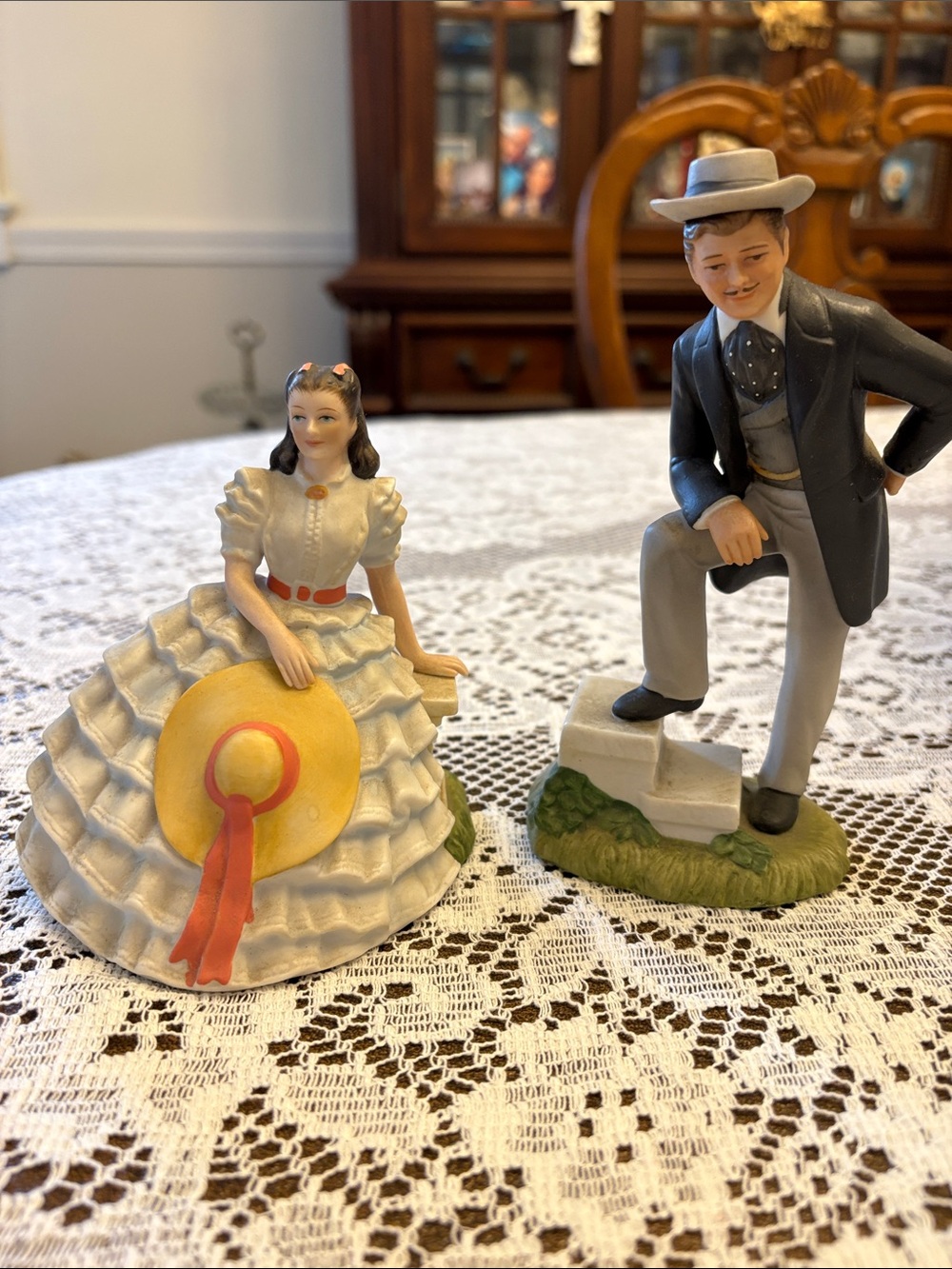 Gone with the wind, Scarlet and red porcelain figurines made by Avon